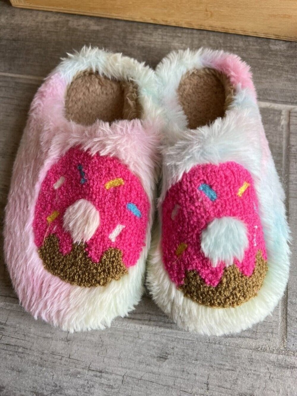 Girls Donut Ombre Rainbow Plush Fuzzy Slippers Hard Rubber Sole Cozy Warm Sz 2-3